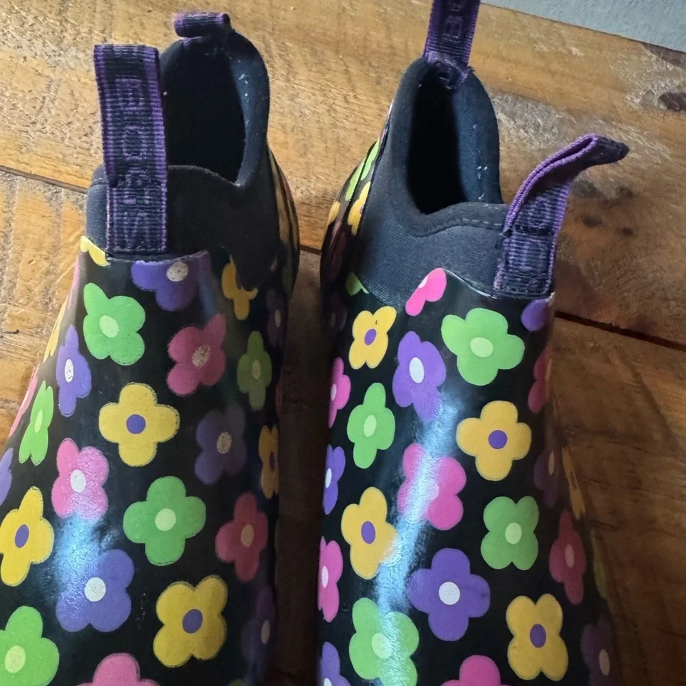 Bogs Mattie Posie rain booties Size 6 Black with multicolor floral print Size 6